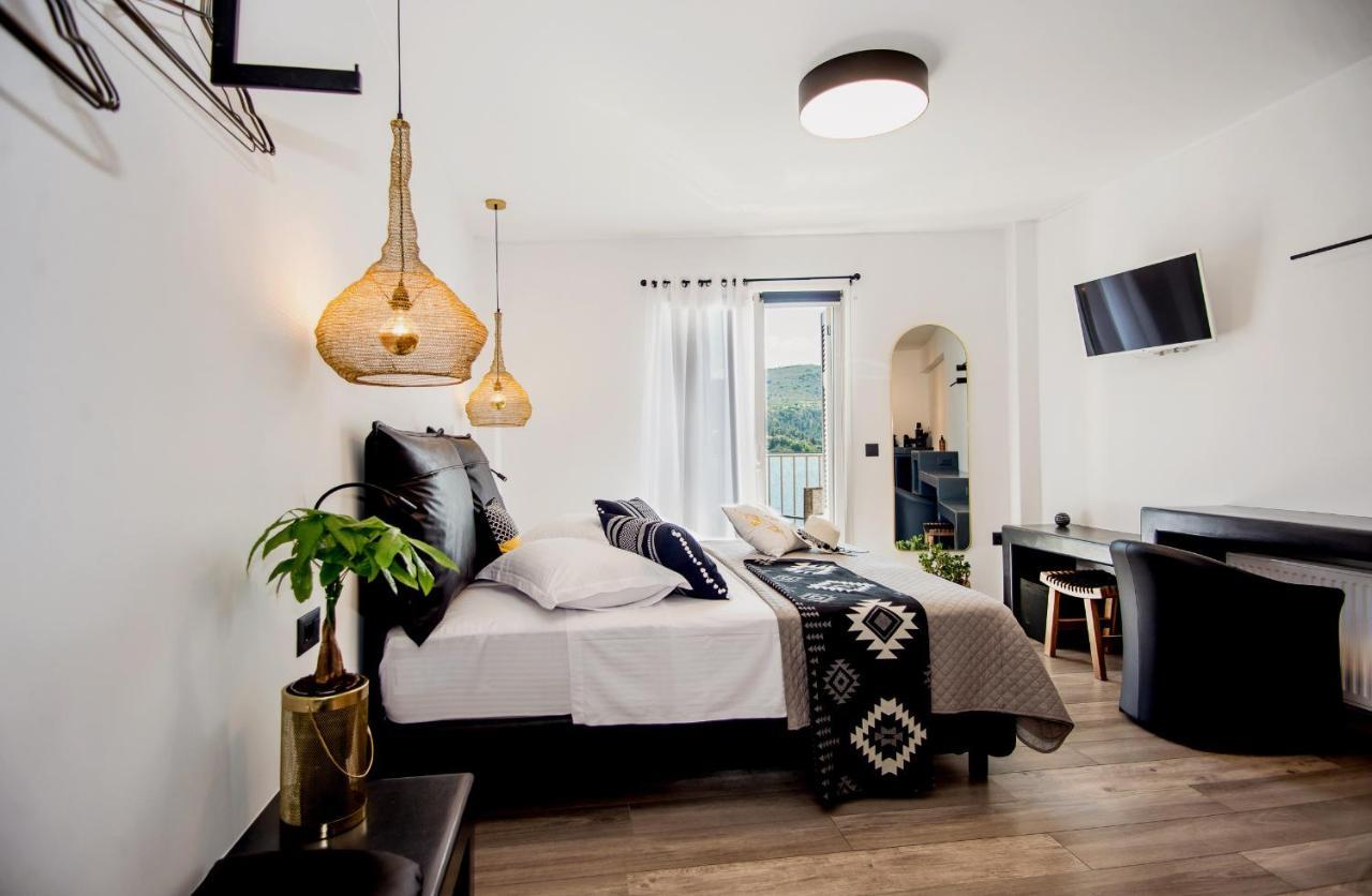 A & B Minimal Suite Ιι With Sea View In Argostoli Exteriör bild