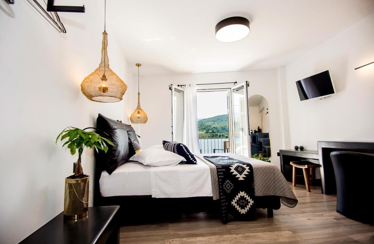 A & B Minimal Suite Ιι With Sea View In Argostoli Exteriör bild